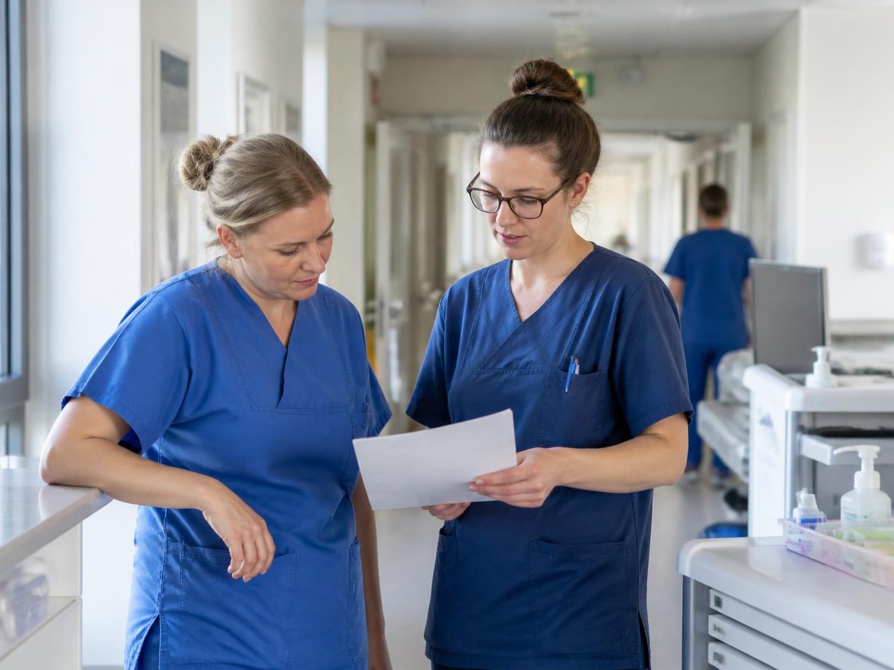 Medizinisches Fachpersonal im klinischen Arbeitsumfeld